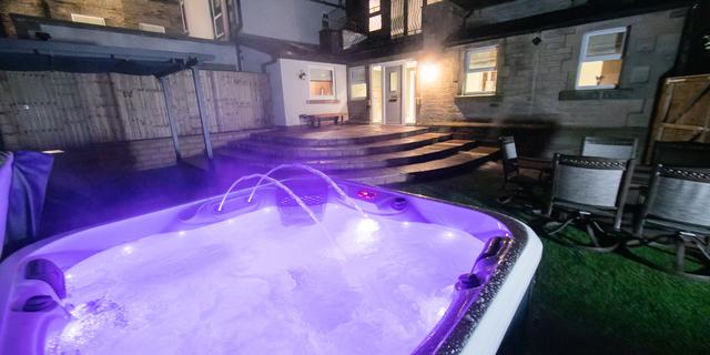 Foxlow Grange by Muse Escapes The Crescent Suite Hot Tub